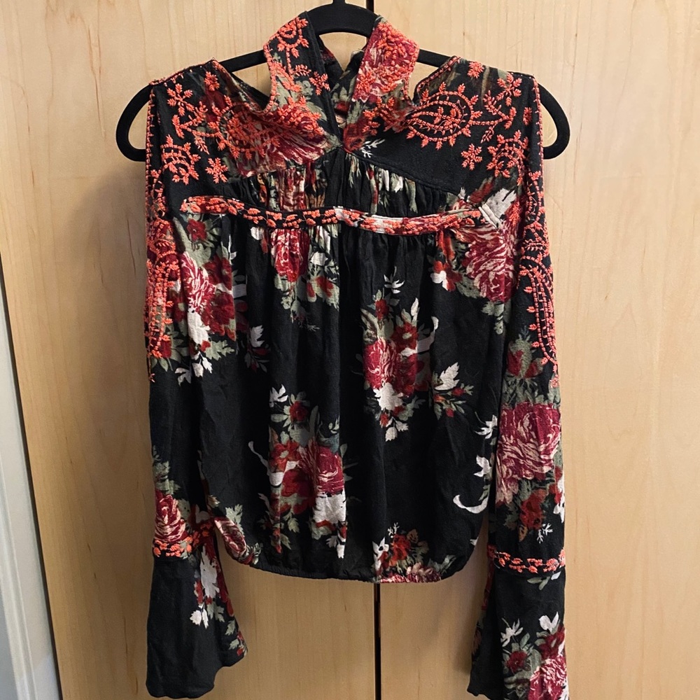 Free People Blouse with darling embroidery 🥀